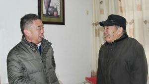 公司领导春节前看望慰问老党员退休职工