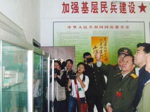 2006年10月省军区政治部主任张宝明少将到公司视察武装部建设和民兵工作